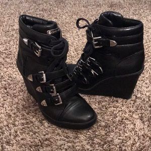 Michael Kors ankle boots with an edgy black leather look with front buckles